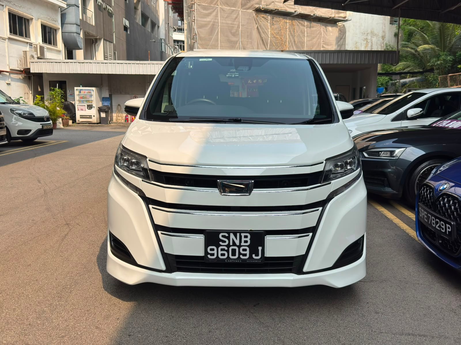 Toyota Noah Hybrid 1.8 X photo 3